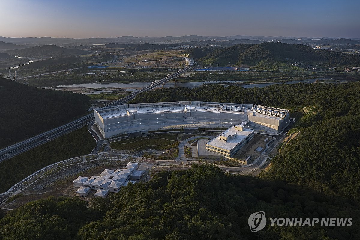 세종시 부용산 자락의 네이버 데이터센터 각 세종 전경 - 설계 상한 270MW·서버 60만 유닛 중 현재 열린 공간은 약 6분의 1이다
