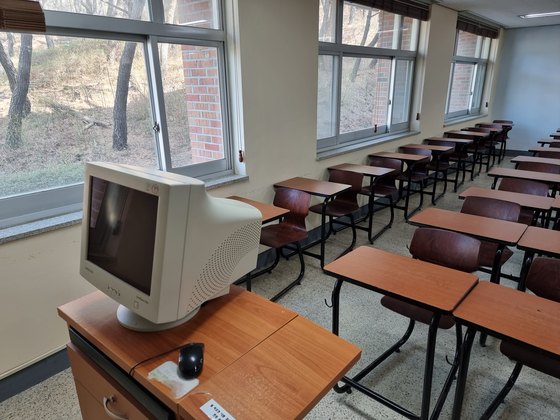 경북의 한 4년제 사립대 강의실에 놓여 있는 브라운관 모니터(2023년 3월). 문을 닫지도, 새로 고치지도 못한 채 모두가 함께 낡아가는 시장의 풍경이다