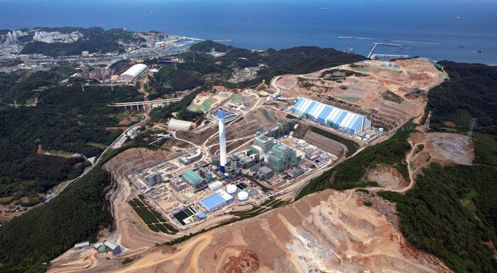 가동을 앞둔 삼척블루파워 석탄화력발전소(2024년 4월). 바닷가 산을 깎아 조 단위 돈을 들여 지었지만, 전기를 실어 나를 선이 따라오지 못해 가동률은 10%에도 못 미친다